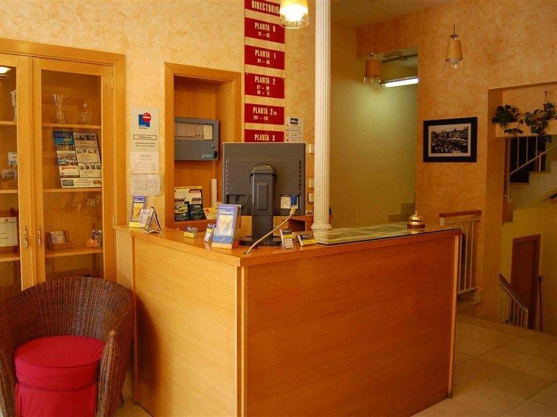 Hostal Montaloya Madrid Exteriér fotografie